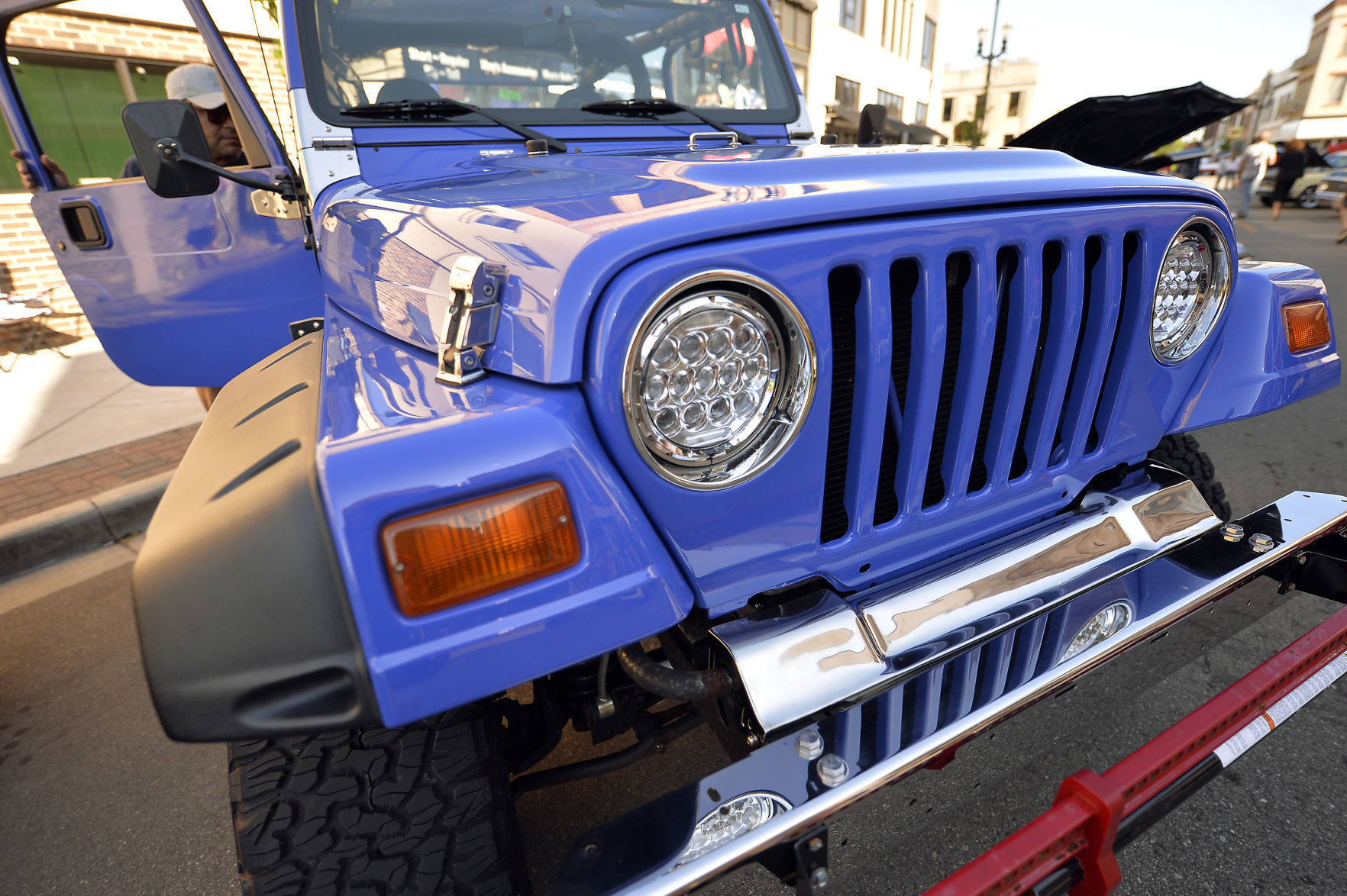 CLASSIC CRUISE IN CAR SHOW